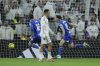 El delantero del Getafe Martín Satriano (d) celebra tras marcar el 0-1, durante el partido de LaLiga de fútbol que Real Madrid y Getafe CF disputan en el estadio Santiago Bernabéu. EFE/Juanjo Martín
