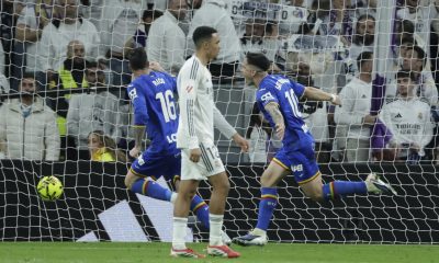 El delantero del Getafe Martín Satriano (d) celebra tras marcar el 0-1, durante el partido de LaLiga de fútbol que Real Madrid y Getafe CF disputan en el estadio Santiago Bernabéu. EFE/Juanjo Martín