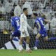 El delantero del Getafe Martín Satriano (d) celebra tras marcar el 0-1, durante el partido de LaLiga de fútbol que Real Madrid y Getafe CF disputan en el estadio Santiago Bernabéu. EFE/Juanjo Martín
