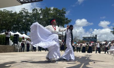 Personas bailan en el XIV Encuentro de Tambores, celebrado en la Plaza Antonio R. Barceló este domingo, en Santurce (Puerto Rico). EFE/ Jorge Muñiz