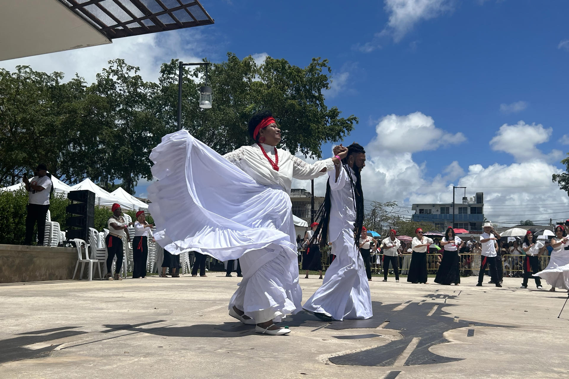 Personas bailan en el XIV Encuentro de Tambores, celebrado en la Plaza Antonio R. Barceló este domingo, en Santurce (Puerto Rico). EFE/ Jorge Muñiz
