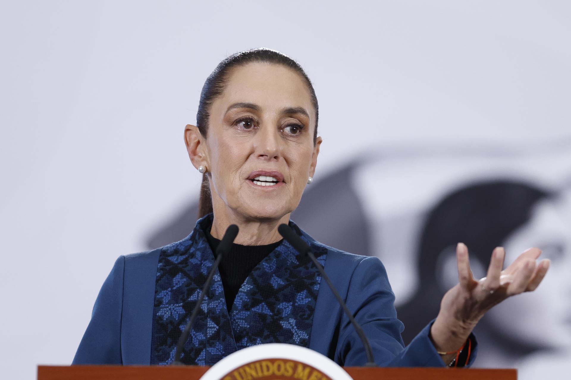 La presidenta de México, Claudia Sheinbaum, habla este viernes durante una rueda de prensa en Palacio Nacional de la Ciudad de México (México). EFE/Sáshenka Gutiérrez