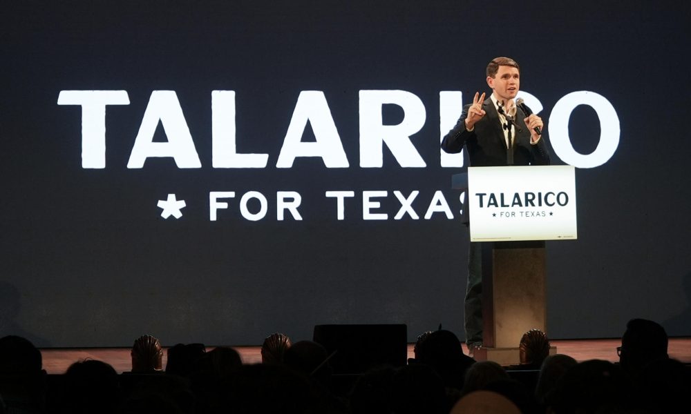 Fotografía del 1 de marzo de 2026 que muestra al político y seminarista James Talarico hablando en San Antonio, Texas (Estados Unidos). EFE/ Eleazar Rodiles