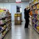 Fotografía de archivo de una mujer mientras compra alimentos en un supermercado en Buenos Aires (Argentina). EFE/ Juan Ignacio Roncoroni