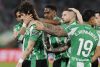 El defensa del Betis Héctor Bellerín (i) celebra su gol con sus cmpañeros durante del partido de la jornada 28 de LaLiga que Real Betis y Celta de Vigo disputaron en el estadio de La Cartuja, en Sevilla. EFE/ José Manuel Vidal
