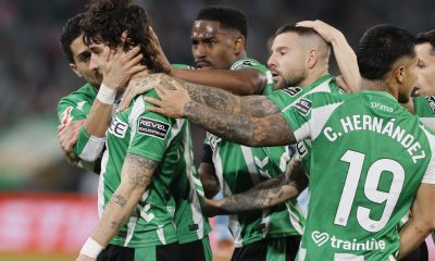 El defensa del Betis Héctor Bellerín (i) celebra su gol con sus cmpañeros durante del partido de la jornada 28 de LaLiga que Real Betis y Celta de Vigo disputaron en el estadio de La Cartuja, en Sevilla. EFE/ José Manuel Vidal