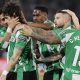 El defensa del Betis Héctor Bellerín (i) celebra su gol con sus cmpañeros durante del partido de la jornada 28 de LaLiga que Real Betis y Celta de Vigo disputaron en el estadio de La Cartuja, en Sevilla. EFE/ José Manuel Vidal