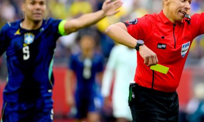 Casemiro, capitán de la selección brasileña de fútbol (i) reclama una decisión al árbitro Guido González este jueves, durante el partido amistoso que Francia ganó por 1-2 a la Canarinha en Foxborough (Massachusetts). EFE/EPA/ADAM RICHINS