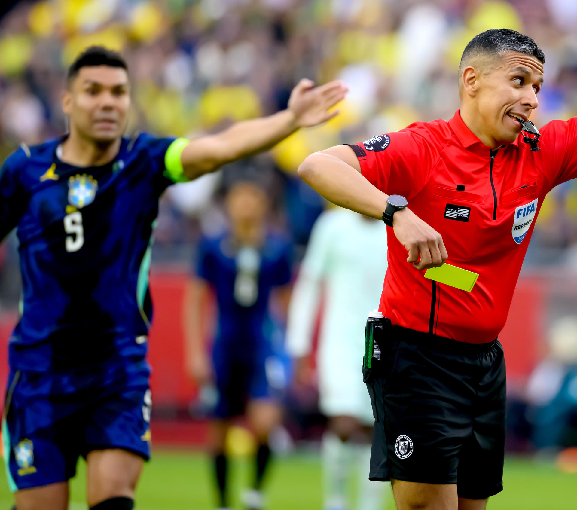 Casemiro, capitán de la selección brasileña de fútbol (i) reclama una decisión al árbitro Guido González este jueves, durante el partido amistoso que Francia ganó por 1-2 a la Canarinha en Foxborough (Massachusetts). EFE/EPA/ADAM RICHINS