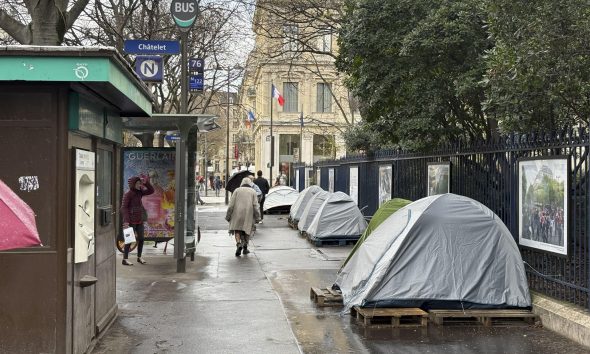 Migrantes viven en tiendas de campaña en una céntrica calle de París. EFE/ Pol Lloberas