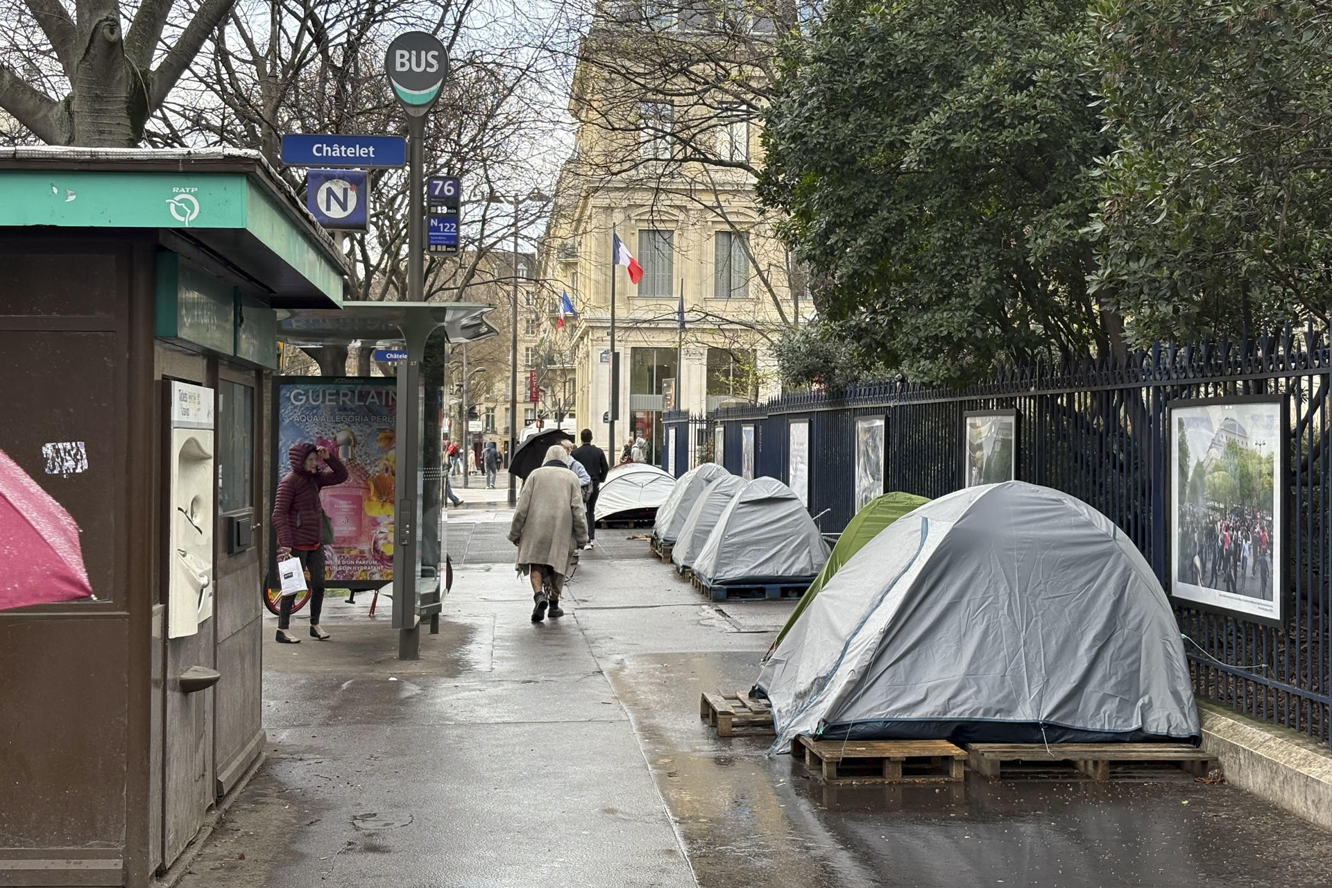 Migrantes viven en tiendas de campaña en una céntrica calle de París. EFE/ Pol Lloberas