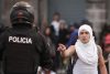 Una persona reacciona frente a integrantes de la Policía durante una manifestación contra la recientemente aprobada ley de minería, reformas laborales y la distribución presupuestaria en los gobiernos locales este 13 de marzo de 2026, en Quito (Ecuador). EFE/ José Jácome
