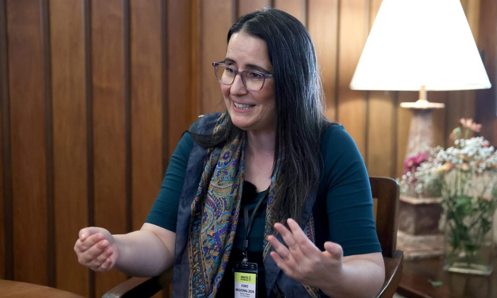 La directora de Amnisitía Internacional para las Américas, Ana Piquer, habla durante una entrevista para EFE este lunes, en Asunción (Paraguay). EFE/ Juan Pablo Pino