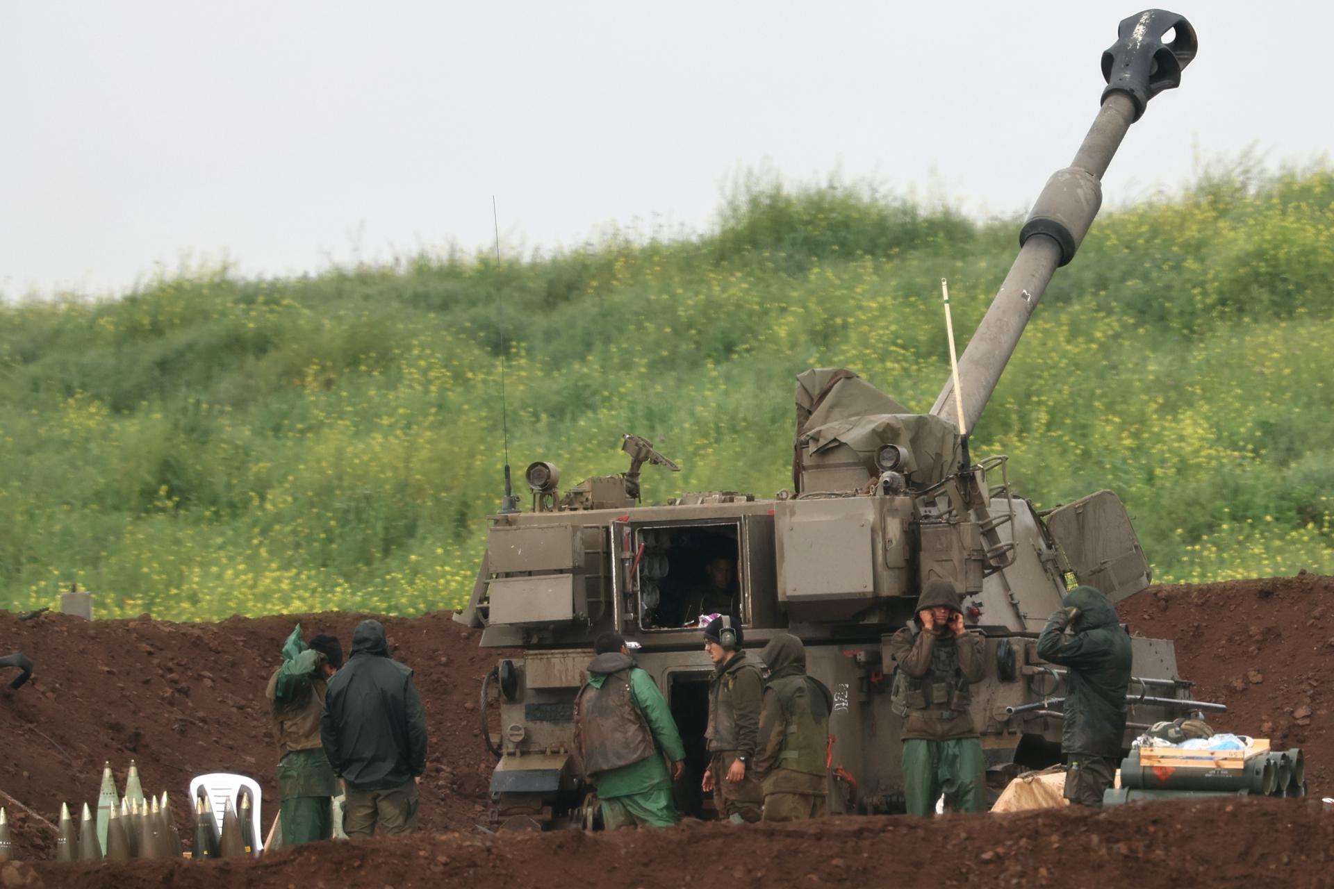 Soldados israelíes en la frontera entre Líbano e Israel. EFE/EPA/ATEF SAFADI
