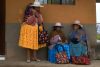 Mujeres aimaras esperan para votar durante la jornada de elecciones regionales de Bolivia, este domingo en Laja (Bolivia). EFE/ Gabriel Márquez
