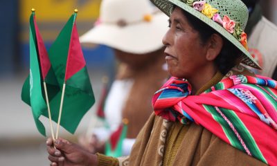 Personas participan en un desfile por el aniversario 41 de la fundación de la ciudad de El Alto este viernes, en El Alto (Bolivia). EFE/Luis Gandarillas