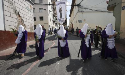 'Cucuruchos' participan en una procesión durante la celebración del Domingo de Ramos en el inicio de las festividades de la Semana Santa, en Quito (Ecuador). EFE/ José Jácome