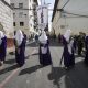 'Cucuruchos' participan en una procesión durante la celebración del Domingo de Ramos en el inicio de las festividades de la Semana Santa, en Quito (Ecuador). EFE/ José Jácome