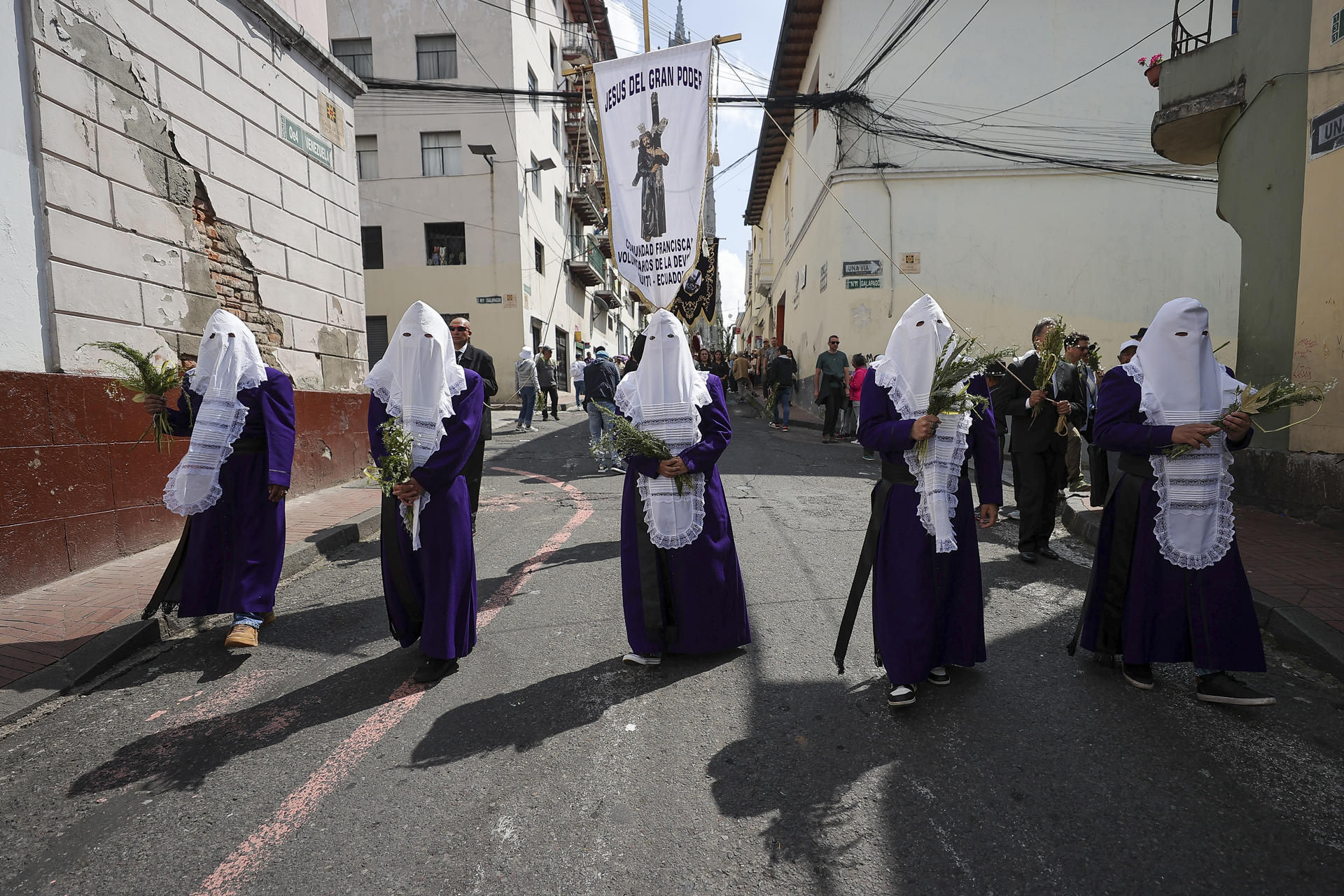 'Cucuruchos' participan en una procesión durante la celebración del Domingo de Ramos en el inicio de las festividades de la Semana Santa, en Quito (Ecuador). EFE/ José Jácome