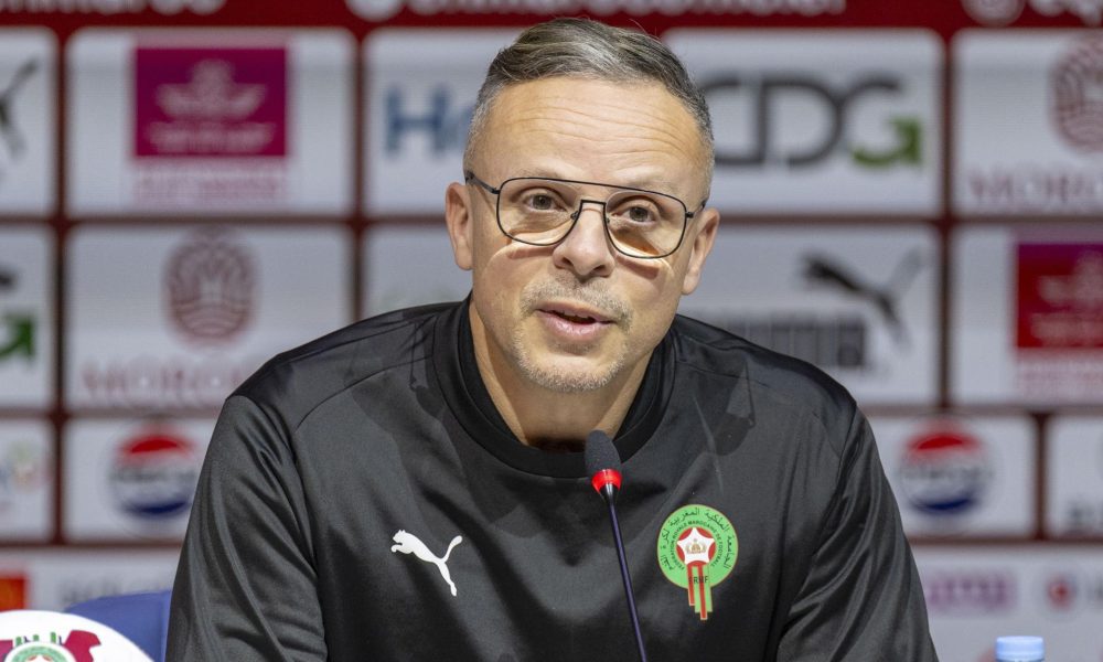 El nuevo seleccionador marroquí de fútbol, Mohamed Ouahbi, durante la rueda de prensa en Rabat para anunciar la nueva lista de los 28 jugadores convocados para los próximos amistosos contra Ecuador y Paraguay.  EFE/EPA/JALAL MORCHIDI