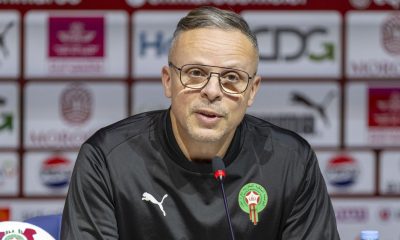 El nuevo seleccionador marroquí de fútbol, Mohamed Ouahbi, durante la rueda de prensa en Rabat para anunciar la nueva lista de los 28 jugadores convocados para los próximos amistosos contra Ecuador y Paraguay.  EFE/EPA/JALAL MORCHIDI