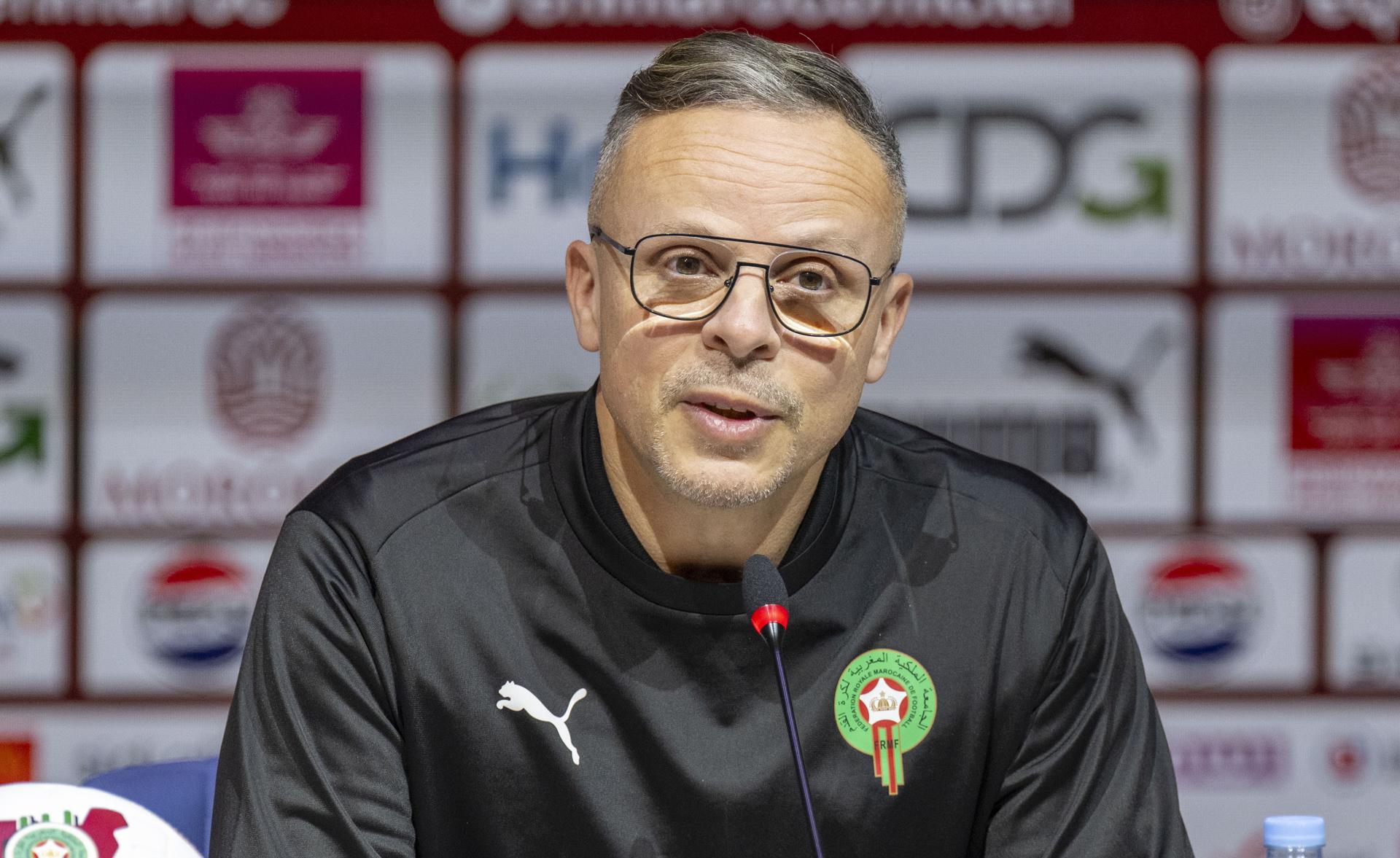 El nuevo seleccionador marroquí de fútbol, Mohamed Ouahbi, durante la rueda de prensa en Rabat para anunciar la nueva lista de los 28 jugadores convocados para los próximos amistosos contra Ecuador y Paraguay.  EFE/EPA/JALAL MORCHIDI