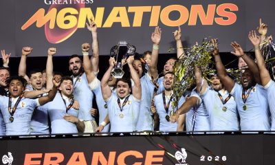El francés Antoine Dupont (d) celebra el título del Seis Naciones tras el duelo que han jugado Inglaterra y Francia en el Stade de France en Saint Denis, Paris Francia EFE/EPA/TERESA SUAREZ