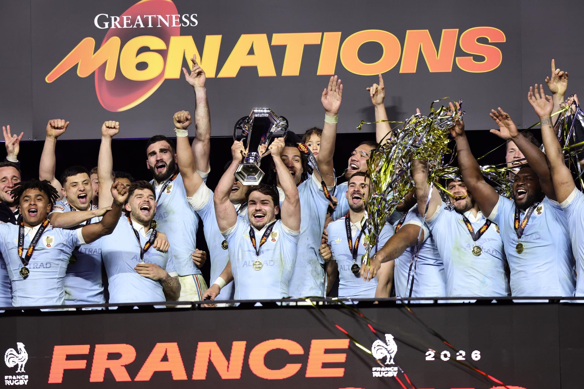 El francés Antoine Dupont (d) celebra el título del Seis Naciones tras el duelo que han jugado Inglaterra y Francia en el Stade de France en Saint Denis, Paris Francia EFE/EPA/TERESA SUAREZ