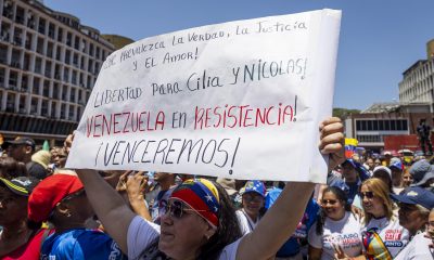 Simpatizantes del chavismo participan en una manifestación para exigir la eliminación de las sanciones económicas impuestas por Estados Unidos y la Unión Europea, en medio del acercamiento entre el Gobierno encargado de Delcy Rodríguez con la Administración de Donald Trump, este lunes en Caracas (Venezuela). EFE/ Miguel Gutiérrez