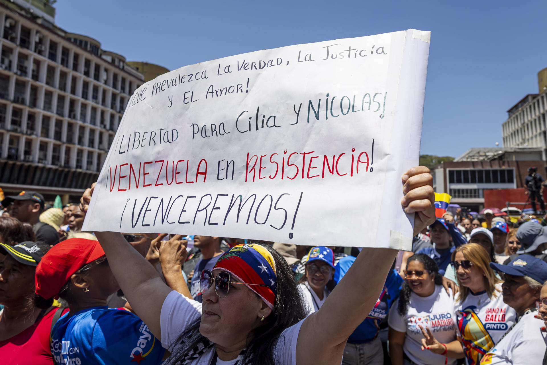 Simpatizantes del chavismo participan en una manifestación para exigir la eliminación de las sanciones económicas impuestas por Estados Unidos y la Unión Europea, en medio del acercamiento entre el Gobierno encargado de Delcy Rodríguez con la Administración de Donald Trump, este lunes en Caracas (Venezuela). EFE/ Miguel Gutiérrez