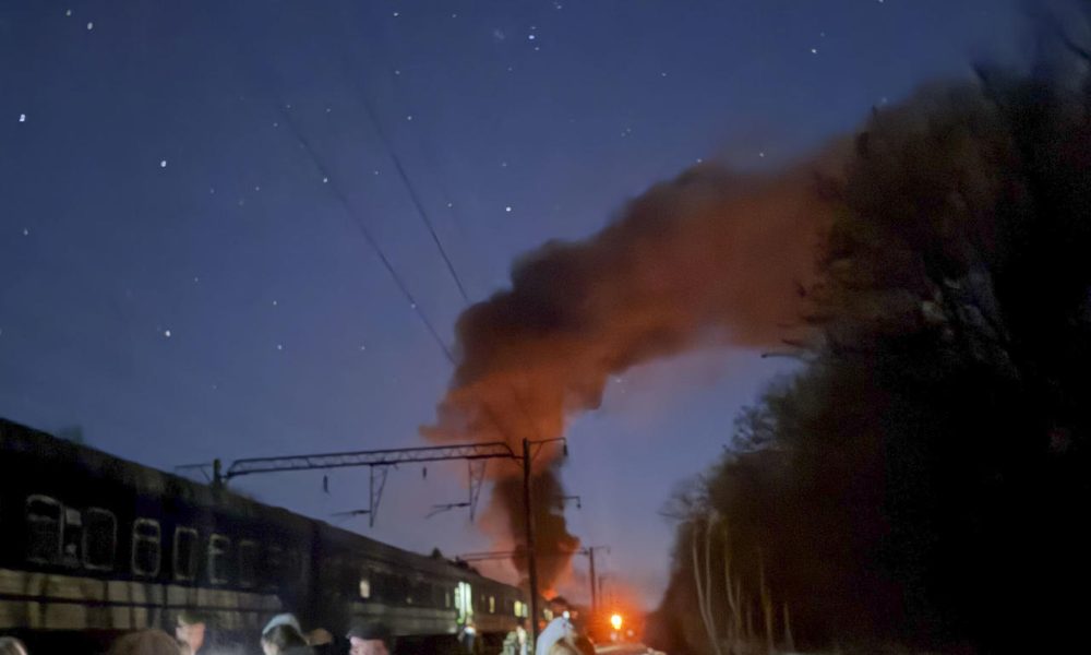Los pasajeros ucranianos se enfrentan a ataques cada vez más masivos con aviones no tripulados contra trenes y vías ferroviarias a medida que el intento ruso de interrumpir la infraestructura de transporte clave en el país invadido se ha intensificado en marzo."Viajar en tren ahora da mucho miedo. Los rusos están bombardeando deliberadamente trenes civiles para infundir miedo en la población", declaró a EFE Aliona Lutsenko, de 24 años. Lutsenko, una ucraniana desplazada, viajaba a su ciudad natal, Járkov, por primera vez este año desde Polonia cuando un dron ruso atacó una estación de tren un minuto antes de que el tren tuviera que detenerse allí. EFE/Aliona Lutsenko