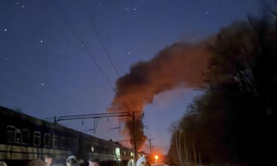 Los pasajeros ucranianos se enfrentan a ataques cada vez más masivos con aviones no tripulados contra trenes y vías ferroviarias a medida que el intento ruso de interrumpir la infraestructura de transporte clave en el país invadido se ha intensificado en marzo."Viajar en tren ahora da mucho miedo. Los rusos están bombardeando deliberadamente trenes civiles para infundir miedo en la población", declaró a EFE Aliona Lutsenko, de 24 años. Lutsenko, una ucraniana desplazada, viajaba a su ciudad natal, Járkov, por primera vez este año desde Polonia cuando un dron ruso atacó una estación de tren un minuto antes de que el tren tuviera que detenerse allí. EFE/Aliona Lutsenko