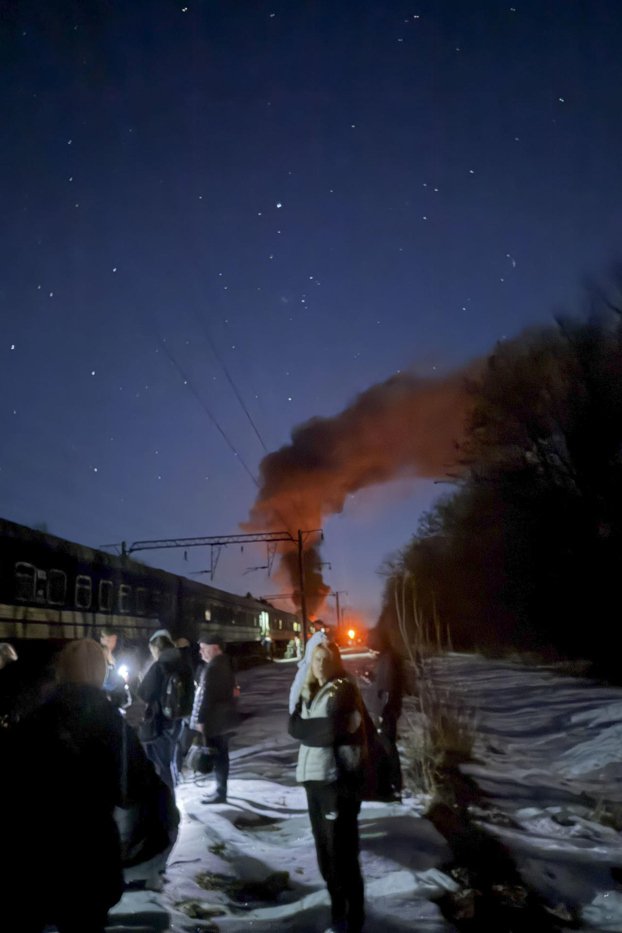 Los pasajeros ucranianos se enfrentan a ataques cada vez más masivos con aviones no tripulados contra trenes y vías ferroviarias a medida que el intento ruso de interrumpir la infraestructura de transporte clave en el país invadido se ha intensificado en marzo."Viajar en tren ahora da mucho miedo. Los rusos están bombardeando deliberadamente trenes civiles para infundir miedo en la población", declaró a EFE Aliona Lutsenko, de 24 años. Lutsenko, una ucraniana desplazada, viajaba a su ciudad natal, Járkov, por primera vez este año desde Polonia cuando un dron ruso atacó una estación de tren un minuto antes de que el tren tuviera que detenerse allí. EFE/Aliona Lutsenko