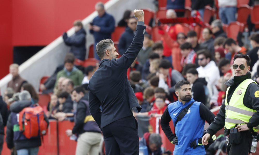El entrenador del Mallorca, Martín Demichelis (c), durante el partido de LaLiga entre El Real Mallorca y El Espanyol que se disputó en Son Moix. EFE/ Cati Cladera