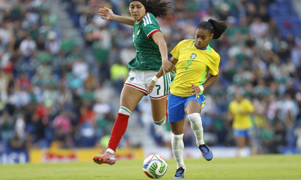 Aaliyah Shiria Farmer (i), de México, disputa el balón con Tainá José Lopes, de Brasil, durante un partido amistoso entre México y Brasil en el estadio Ciudad de los Deportes en Ciudad de México (México). EFE/Sáshenka Gutiérrez