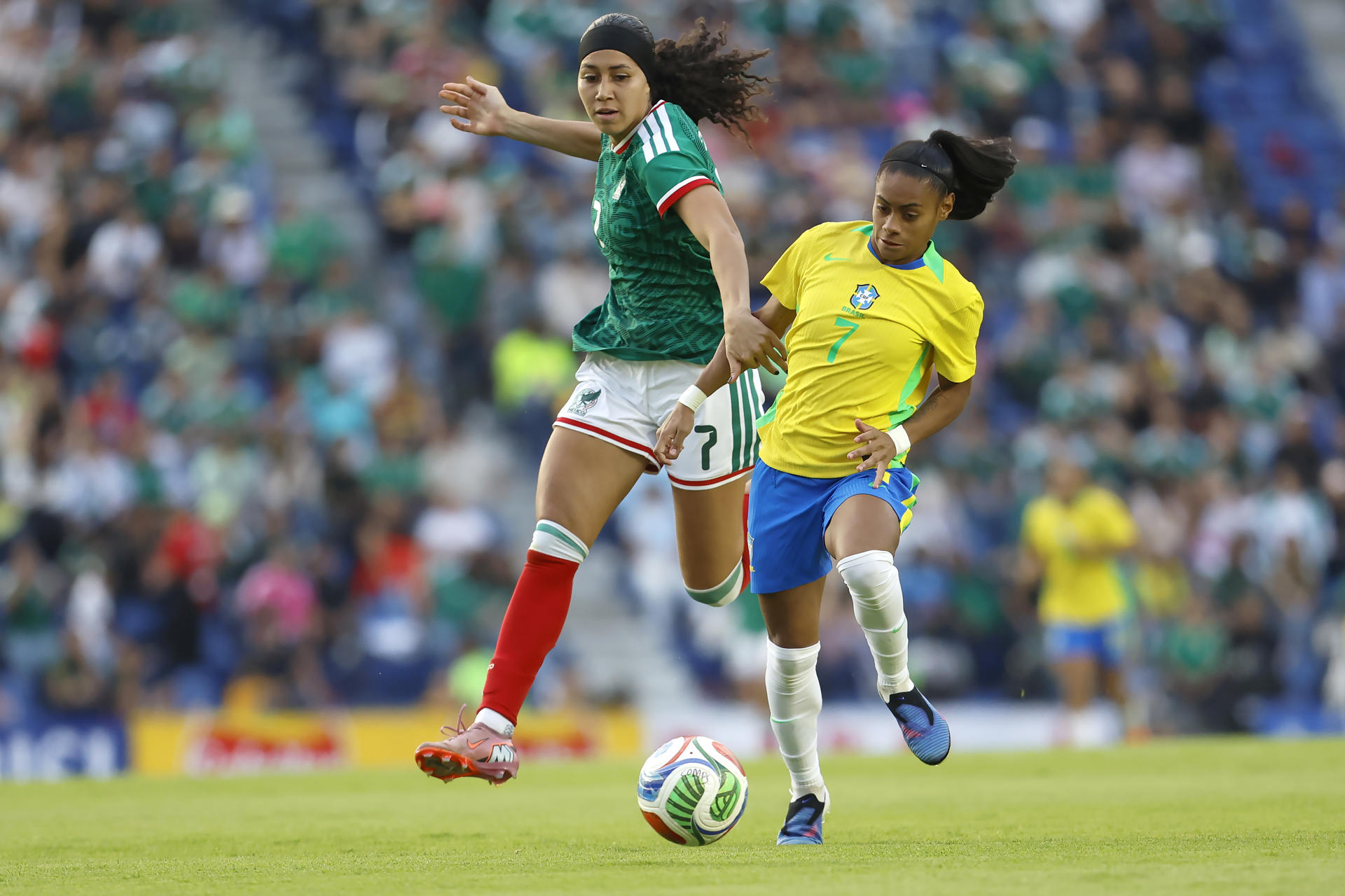 Aaliyah Shiria Farmer (i), de México, disputa el balón con Tainá José Lopes, de Brasil, durante un partido amistoso entre México y Brasil en el estadio Ciudad de los Deportes en Ciudad de México (México). EFE/Sáshenka Gutiérrez
