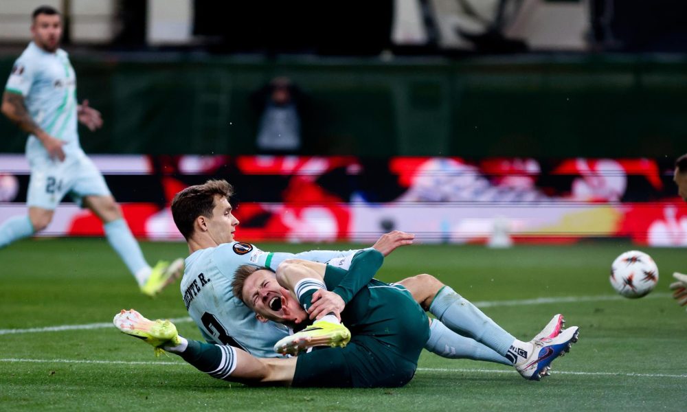El jugador del Panathinaikos Karol Swiderski (d) y el del Betis Diego Llorente (i), en acción en la ida de octavos de la Liga Europa. EFE/EPA/GEORGIA PANAGOPOULOU