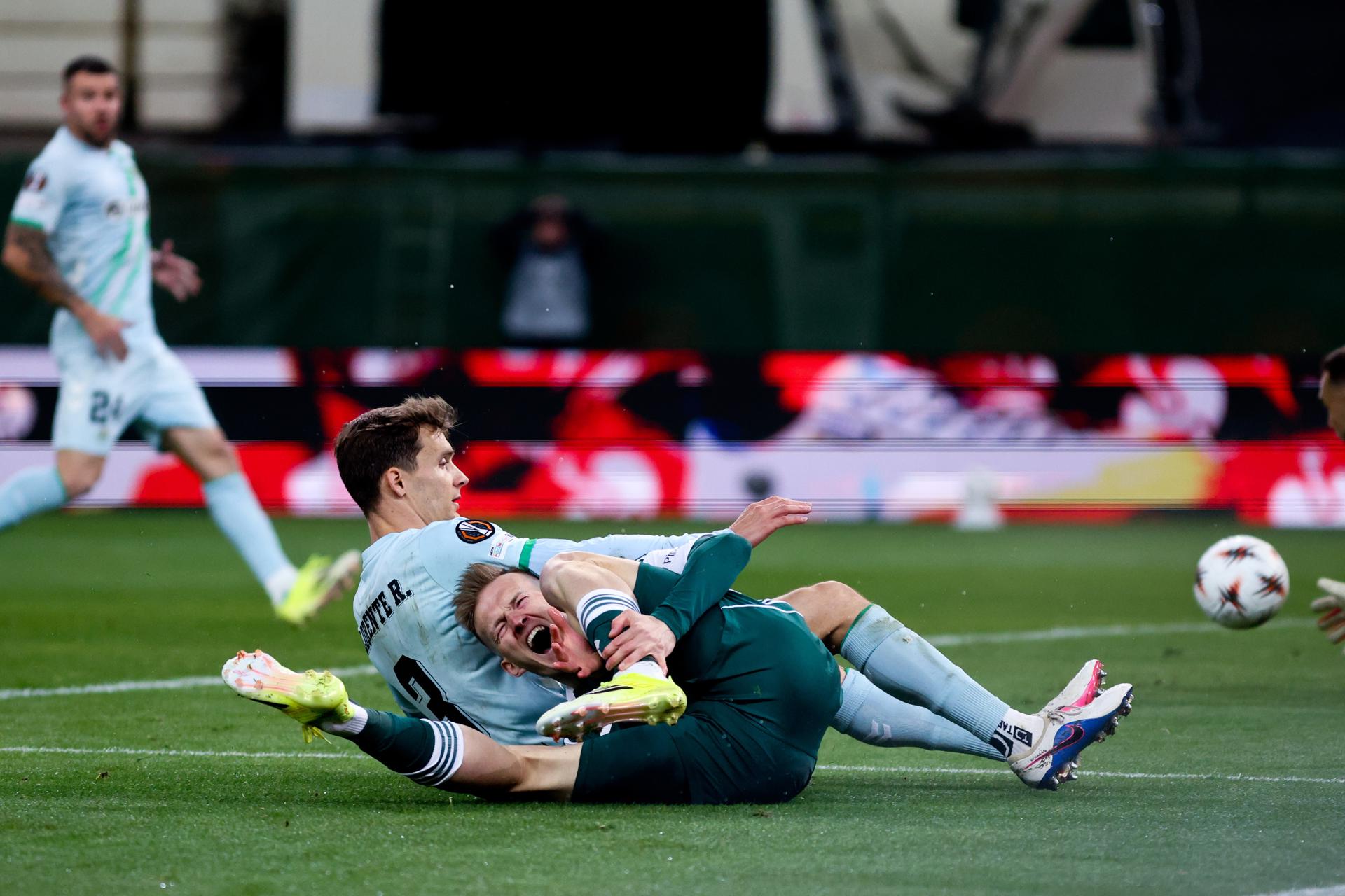 El jugador del Panathinaikos Karol Swiderski (d) y el del Betis Diego Llorente (i), en acción en la ida de octavos de la Liga Europa. EFE/EPA/GEORGIA PANAGOPOULOU
