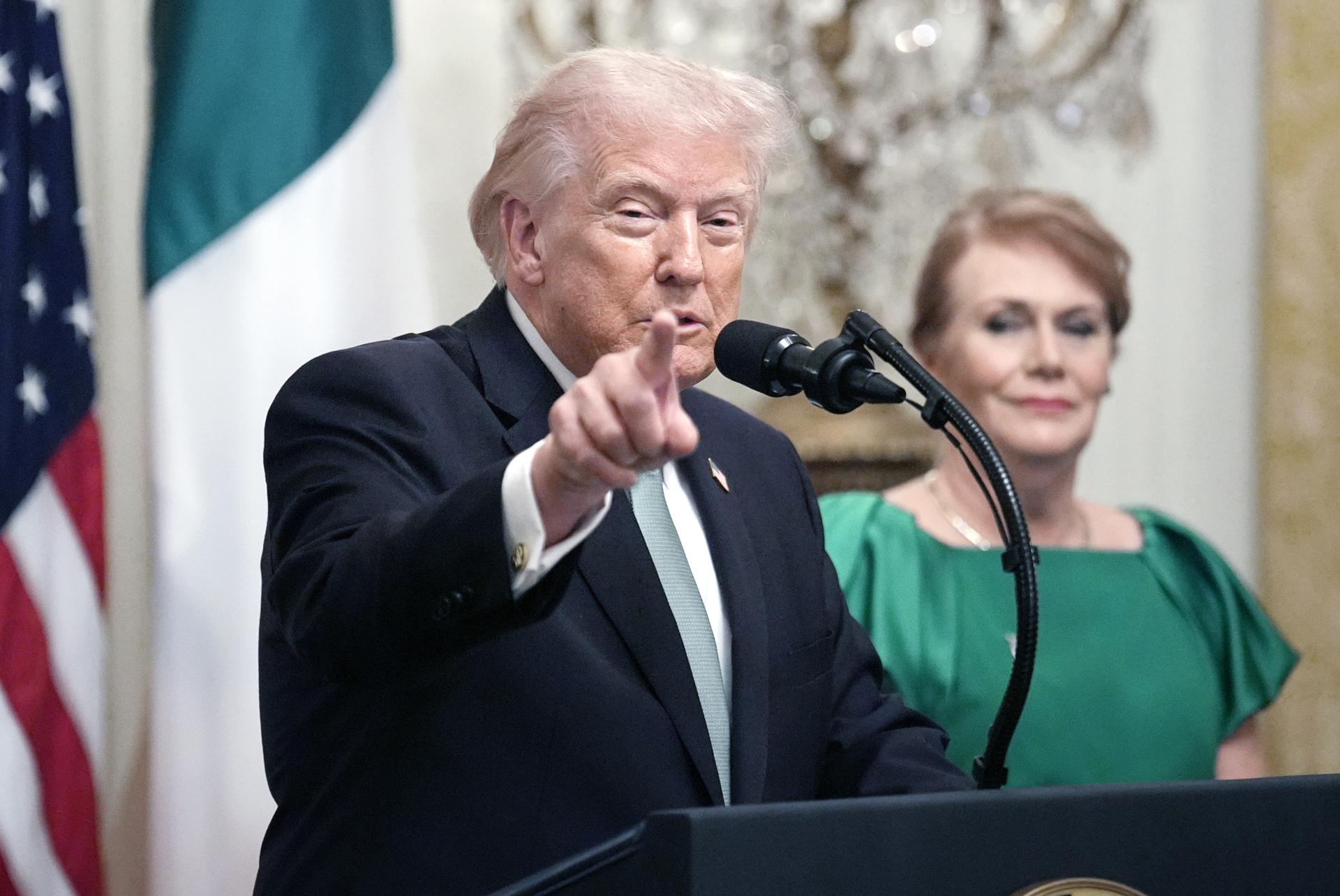 El presidente de Estados Unidos, Donald Trump (izq.), en una fotografía de archivo. EFE/YURI GRIPAS