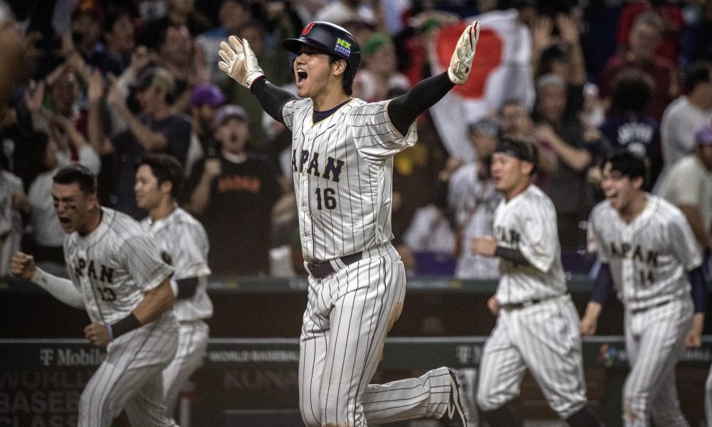 El jugador japonés Shohei Ohtani celebra tras ganar el partido del Clásico Mundial de Béisbol 2023, en una imagen de archivo. EFE/EPA/CRISTOBAL HERRERA-ULASHKEVICH