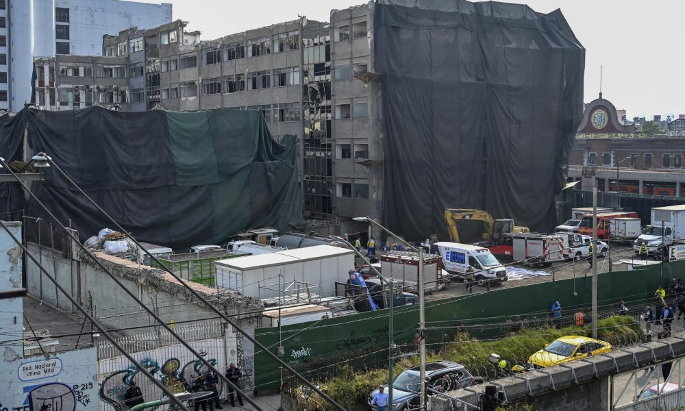 Fotografía que muestra la estructura de un edificio que colapsó este lunes, en Ciudad de México (México). EFE/ Madla Hartz