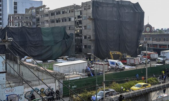 Fotografía que muestra la estructura de un edificio que colapsó este lunes, en Ciudad de México (México). EFE/ Madla Hartz