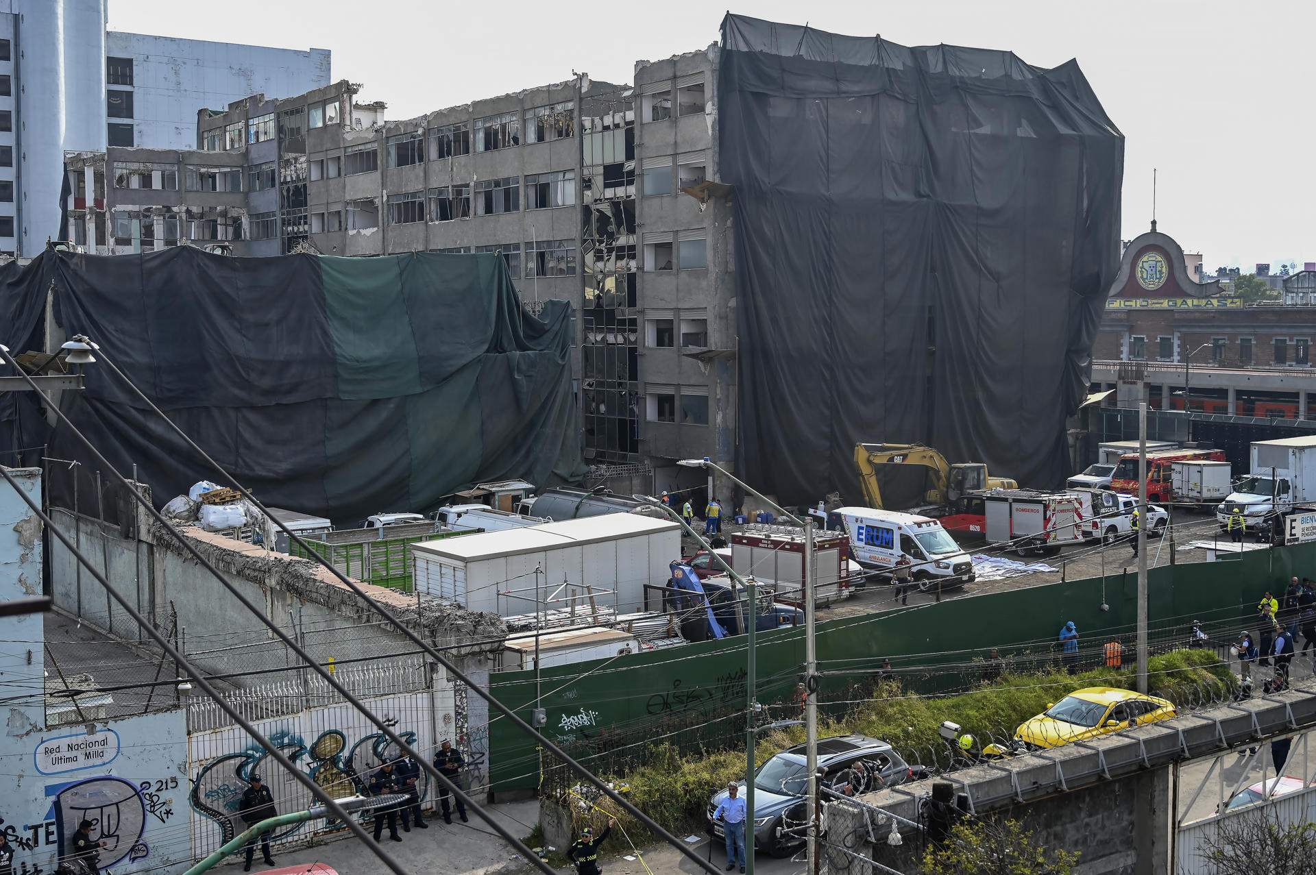 Fotografía que muestra la estructura de un edificio que colapsó este lunes, en Ciudad de México (México). EFE/ Madla Hartz