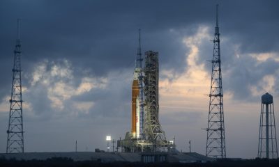 Fotografía cedida por la NASA donde se muestra el cohete del Sistema de Lanzamiento Espacial (SLS) y la nave espacial Orion de la misión Artemis II sobre una plataforma de lanzamiento móvil este lunes, en el Complejo de Lanzamiento 39B del Centro Espacial Kennedy en Cabo Cañaveral (EE.UU.). La NASA inició la cuenta regresiva de Artemis II, una misión histórica que marcará el regreso de astronautas a la órbita lunar por primera vez en más de medio siglo, y aseguró que el programa se encuentra en "excelente forma", al ofrecer un parte positivo cuando faltan apenas dos días para el lanzamiento. EFE/ Joel Kowsky /NASA/ SOLO USO EDITORIAL/NO VENTAS/SOLO DISPONIBLE PARA ILUSTRAR LA NOTICIA QUE ACOMPAÑA (CRÉDITO OBLIGATORIO)