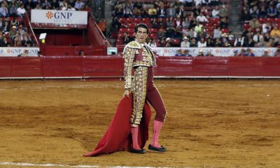 El torero mexicano Ernesto Javier 'Calita' observa al público durante una corrida en la Plaza de Toros México, en Ciudad de México (México). Imagen de archivo. EFE/ Mario Guzmán