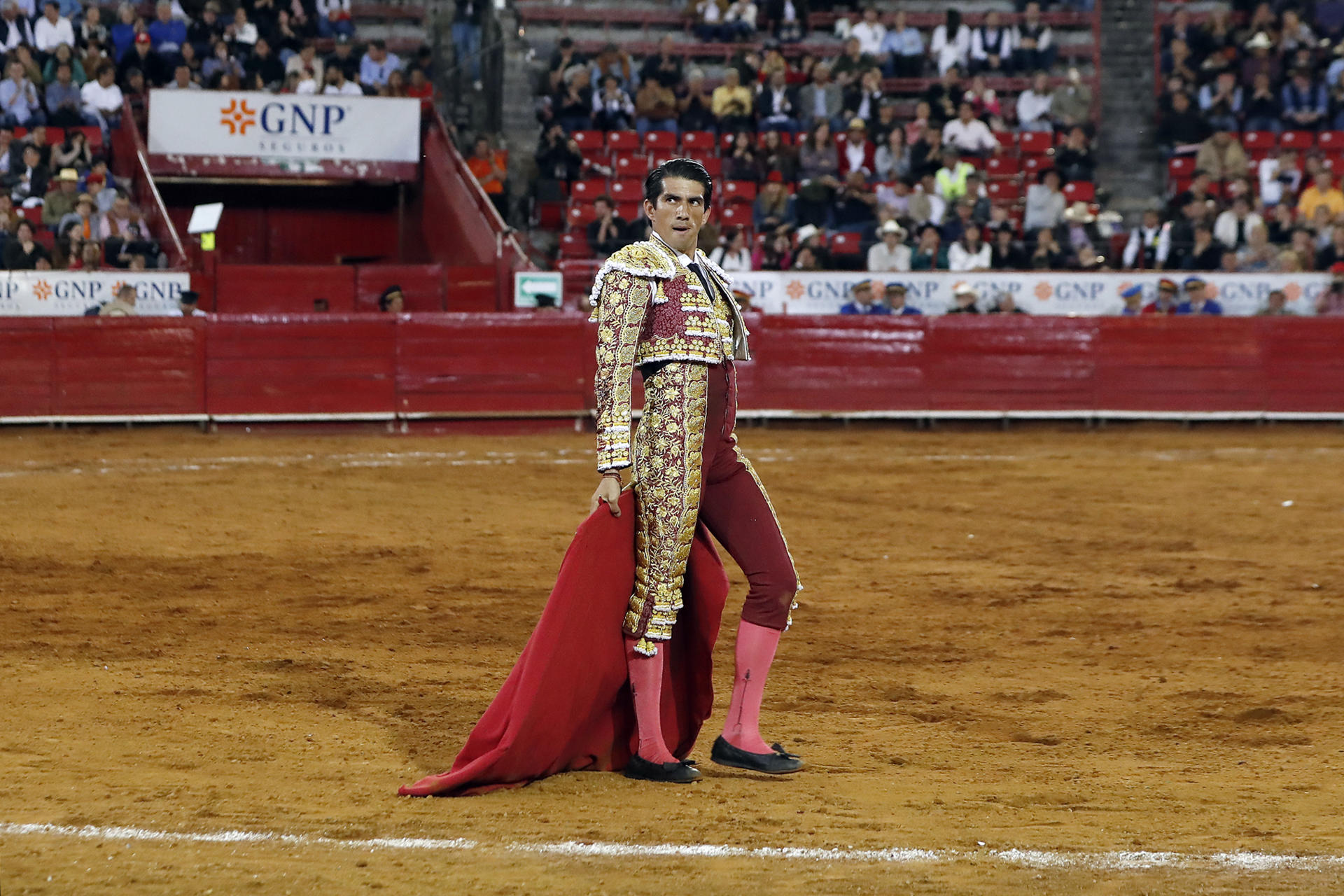 El torero mexicano Ernesto Javier 'Calita' observa al público durante una corrida en la Plaza de Toros México, en Ciudad de México (México). Imagen de archivo. EFE/ Mario Guzmán
