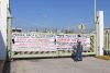 Una persona observa carteles este lunes, durante una protesta en las instalaciones de Puerto Chiapas en Tapachula (México). EFE/ Juan Manuel Blanco