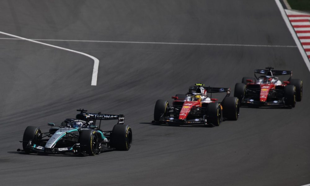 El piloto británico de Mercedes, George Russell (i), se impuso en la carrera al esprint del Gran Premio de China, segundo en la temporada 2026 de la Fórmula 1. EFE/EPA/ANDRES MARTINEZ CASARES
