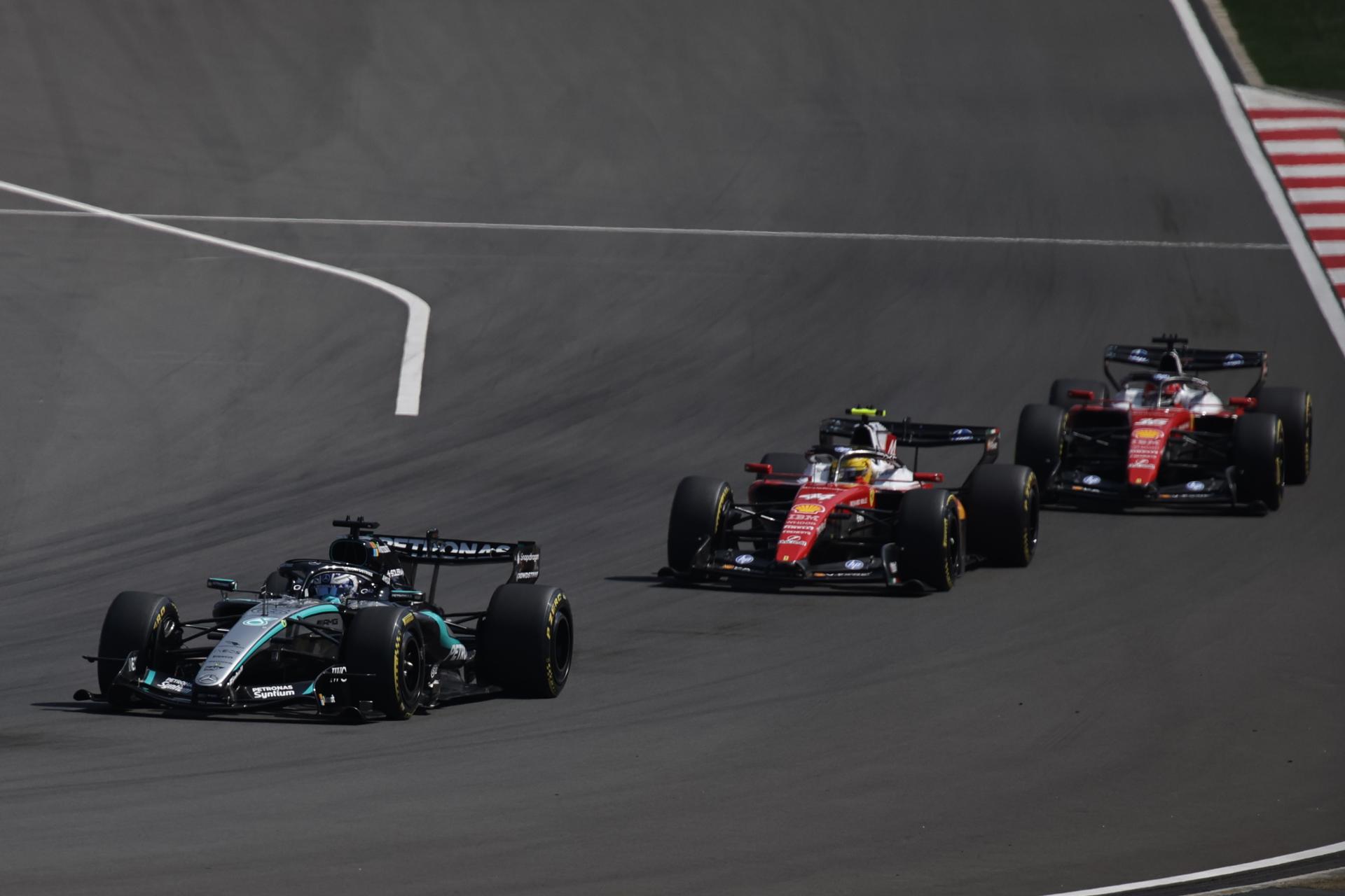 El piloto británico de Mercedes, George Russell (i), se impuso en la carrera al esprint del Gran Premio de China, segundo en la temporada 2026 de la Fórmula 1. EFE/EPA/ANDRES MARTINEZ CASARES