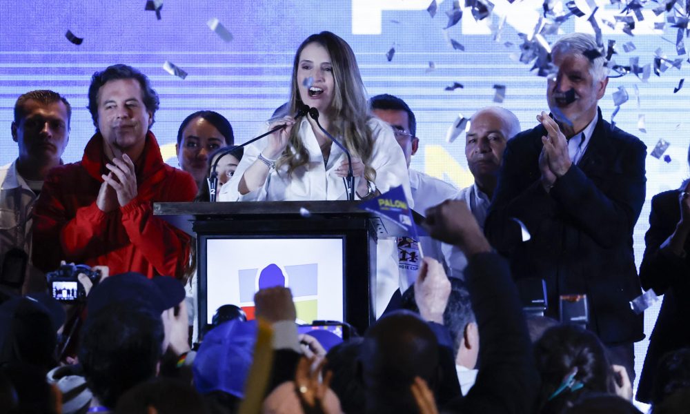 La senadora y candidata del partido uribista Centro Democrático a la presidencia de Colombia, Paloma Valencia, habla luego de ganar 'La gran consulta por Colombia' este domingo, en Bogotá (Colombia). EFE/ Mauricio Dueñas Castañeda